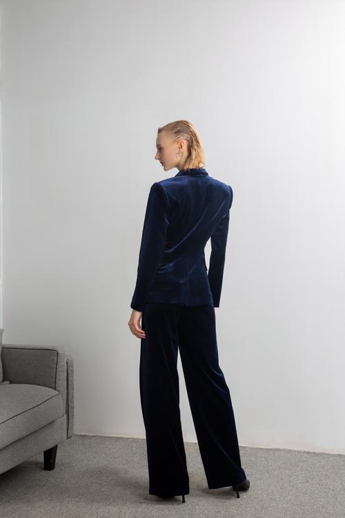 人林琴,公司经营范围包括:服装设计,服装服饰及辅料,鞋帽,针纺织品